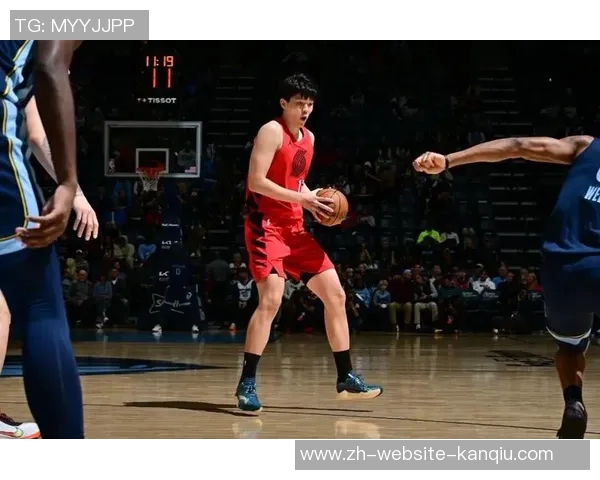 杨瀚森赴美特训全力冲击NBA专注提升勾手与篮下脚步技巧