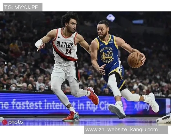 勇士与开拓者季后赛首战激战正酣双方争夺胜利的精彩瞬间回顾